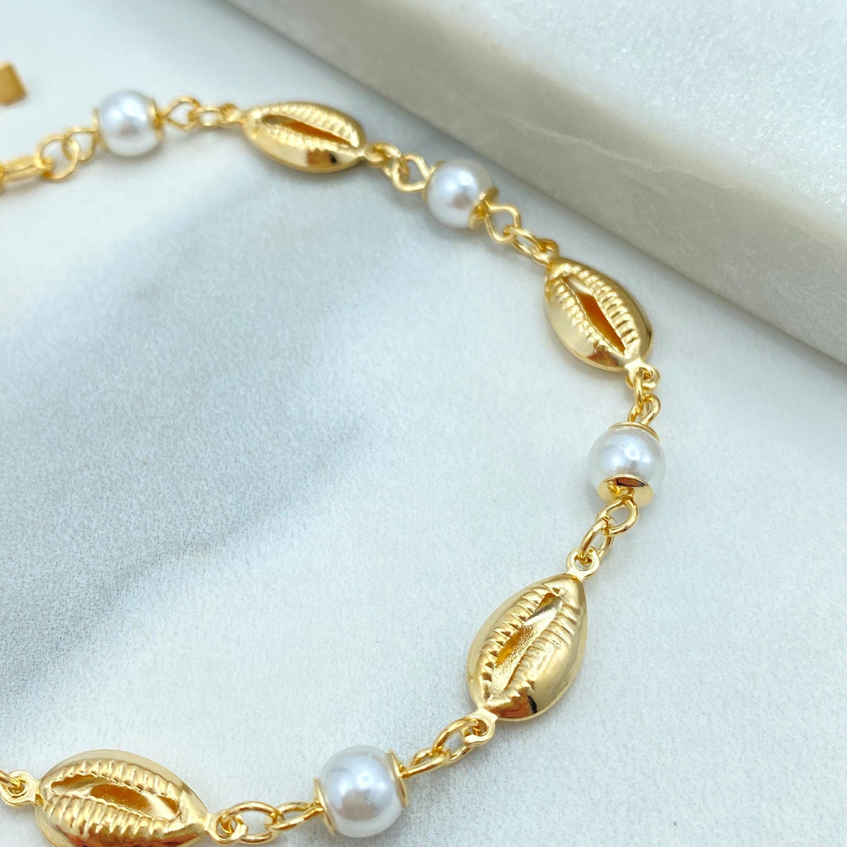 18k Gold Filled Cowrie Shell, Simulated Pearl and Clamshell Linked Charms Bracelet, 7.5 Inches Long with Extender, Wholesale Jewelry