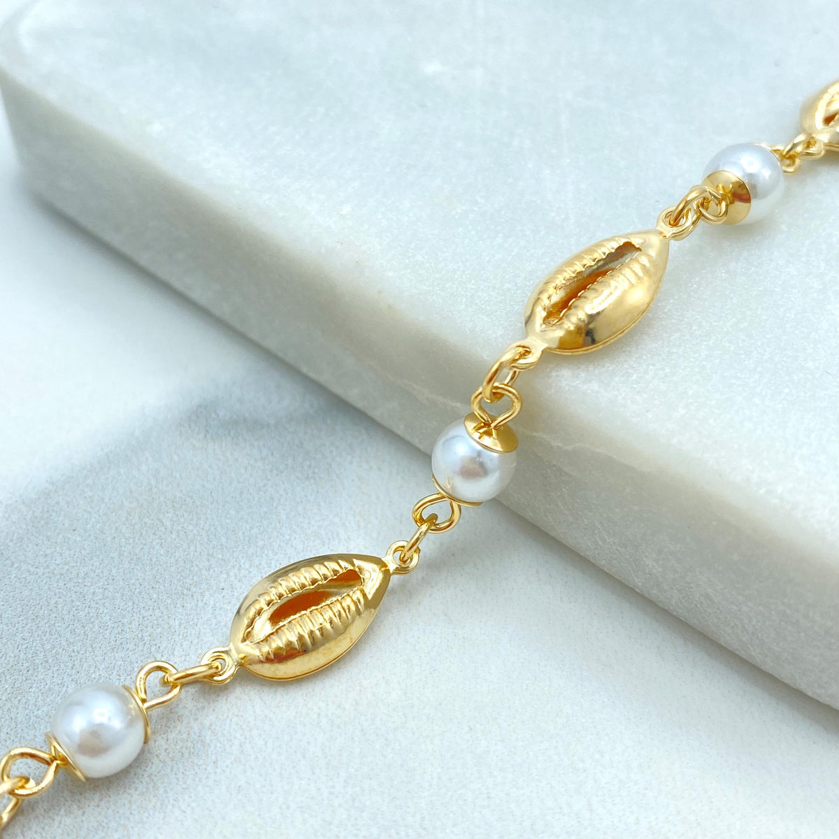 18k Gold Filled Cowrie Shell, Simulated Pearl and Clamshell Linked Charms Bracelet, 7.5 Inches Long with Extender, Wholesale Jewelry