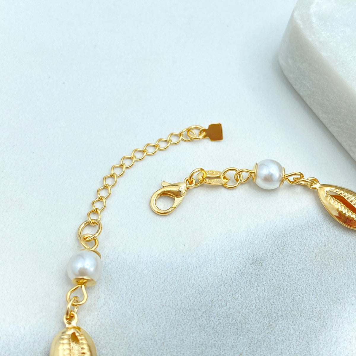 18k Gold Filled Cowrie Shell, Simulated Pearl and Clamshell Linked Charms Bracelet, 7.5 Inches Long with Extender, Wholesale Jewelry